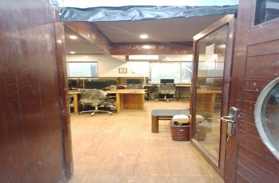 850 square feet office for rent in Shahrah-e-Faisal Karachi