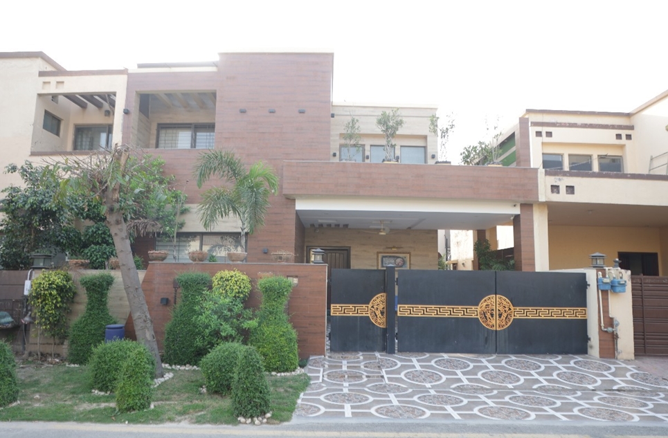 10 marla house for sale in Phase 8 DHA Lahore