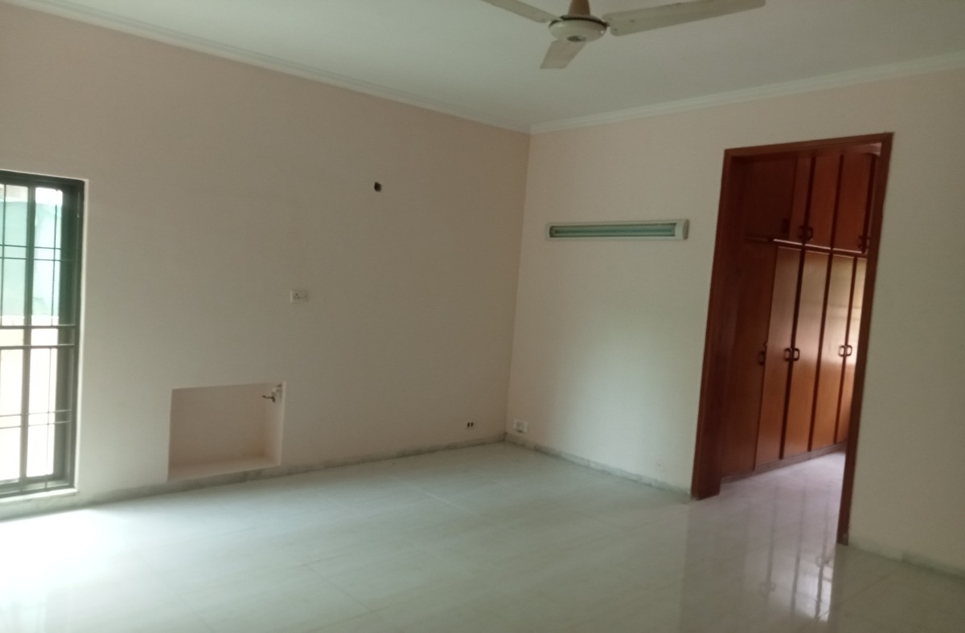 10 marla house for rent in DHA Lahore