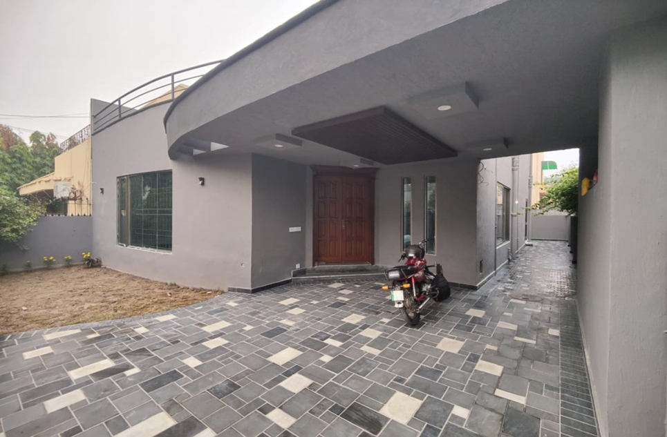 10 marla house for sale in DHA Lahore