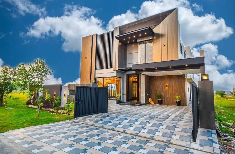house for rent in Phase 8 DHA Lahore