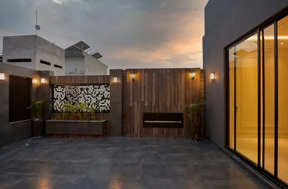 1 kanal house for rent in Phase 6 DHA Lahore