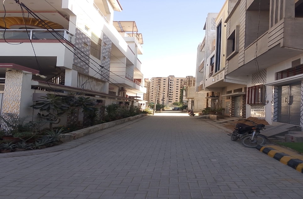 400 square yard plot for sale in Gulshan e Roomi Karachi