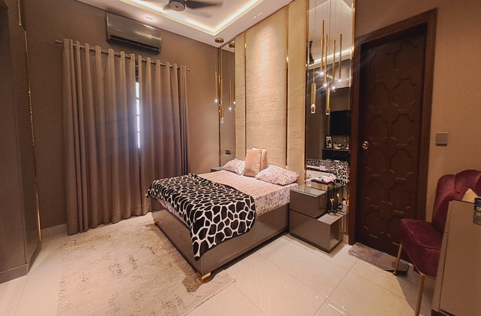 1000 square yard house for sale in Phase 5 DHA Karachi