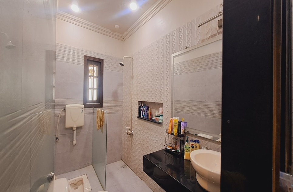 1000 square yard house for sale in Phase 5 DHA Karachi