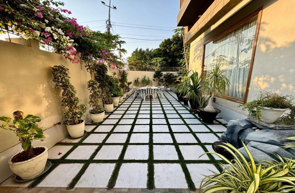 500 square yard house for sale in Phase 8 DHA Karachi