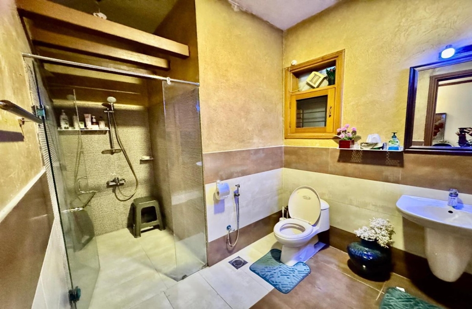 500 square yard house for sale in Phase 8 DHA Karachi