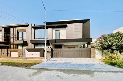 10 marla house for sale in Bankers Avenue Lahore