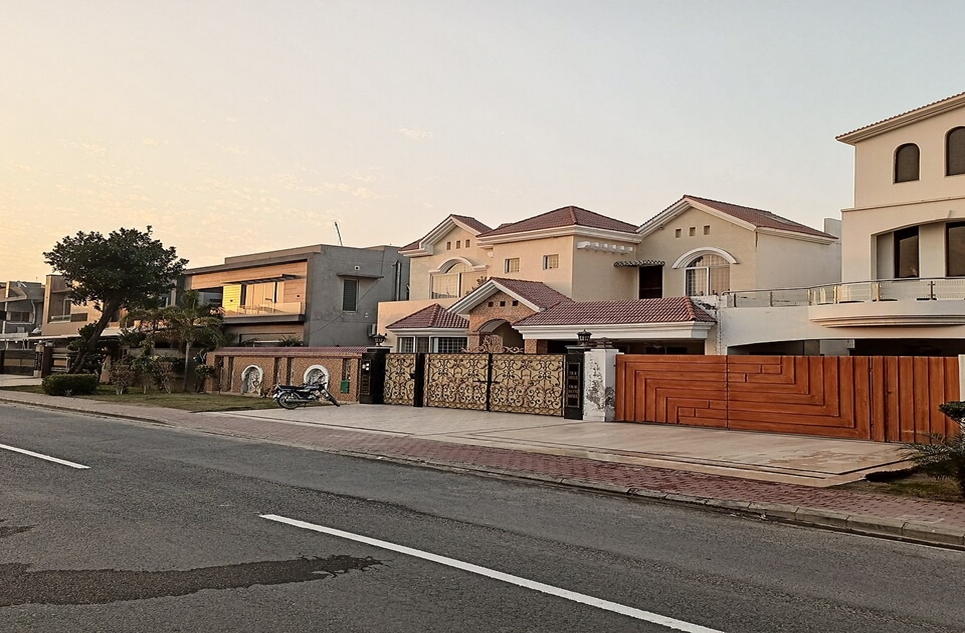 10 marla house for rent in Bahria Town Lahore