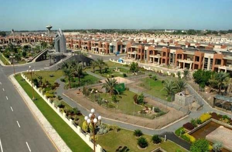 10 marla house for rent in Bahria Town Lahore