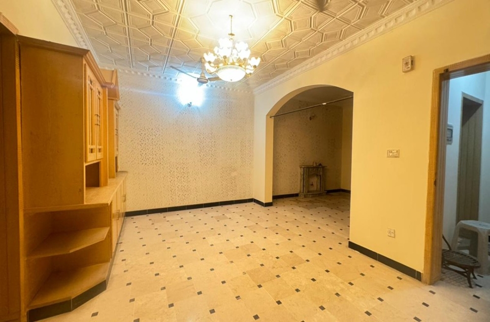 10 marla house for rent in Bahria Town Lahore