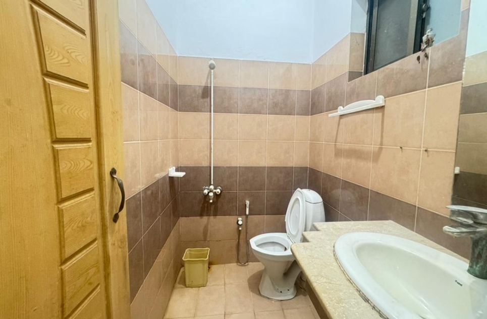 10 marla house for rent in Bahria Town Lahore