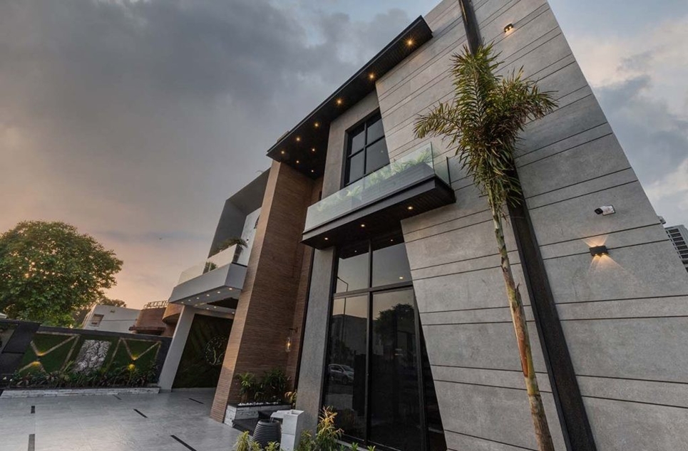 1 kanal house for sale in Phase 8 DHA Lahore