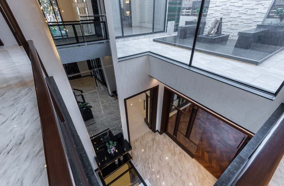 1 kanal house for sale in Phase 8 DHA Lahore