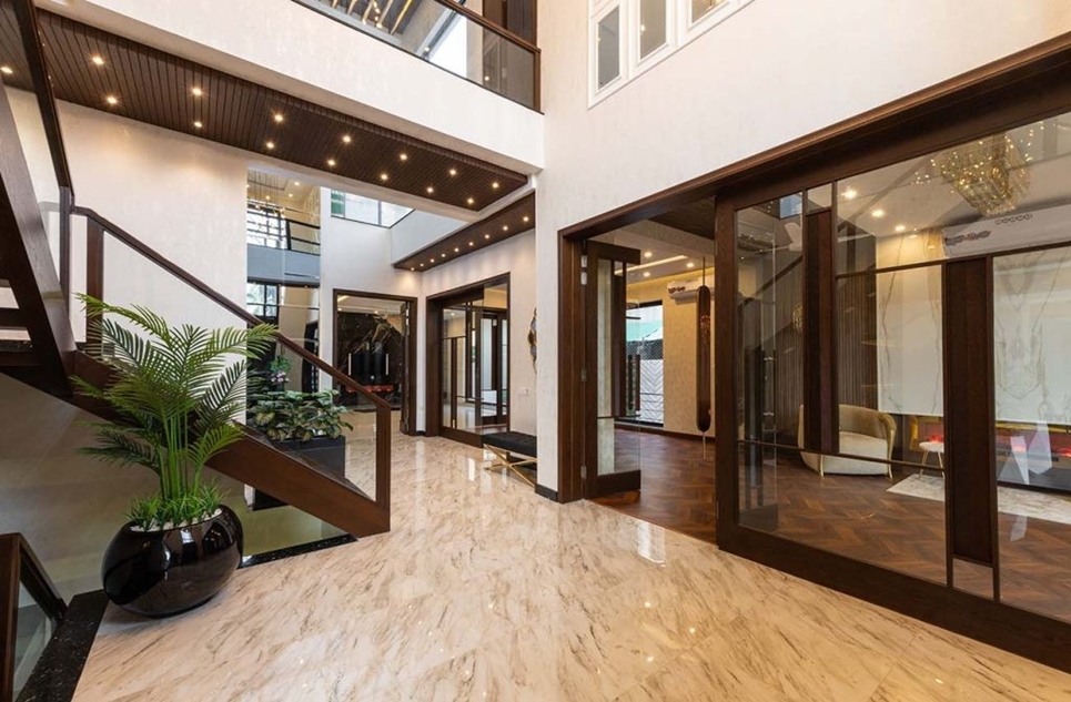 1 kanal house for sale in Phase 8 DHA Lahore