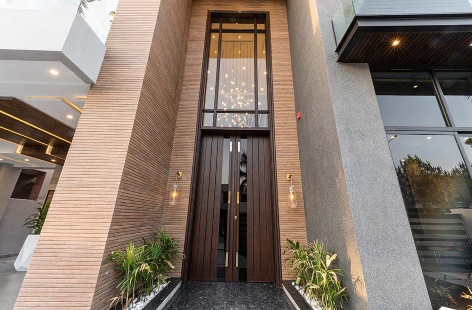 1 kanal house for sale in Phase 8 DHA Lahore
