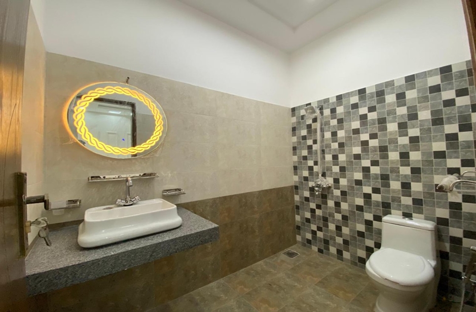 9 marla house for sale in Bankers Avenue Lahore