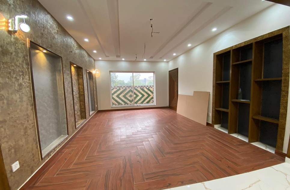 9 marla house for sale in Bankers Avenue Lahore