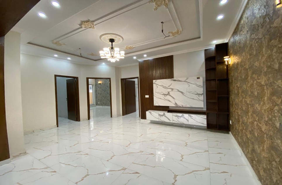 9 marla house for sale in Bankers Avenue Lahore