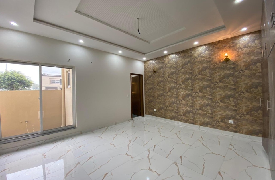 9 marla house for sale in Bankers Avenue Lahore