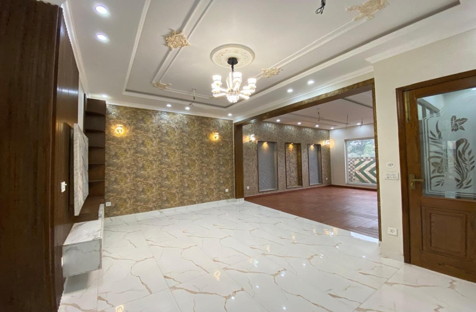 9 marla house for sale in Bankers Avenue Lahore