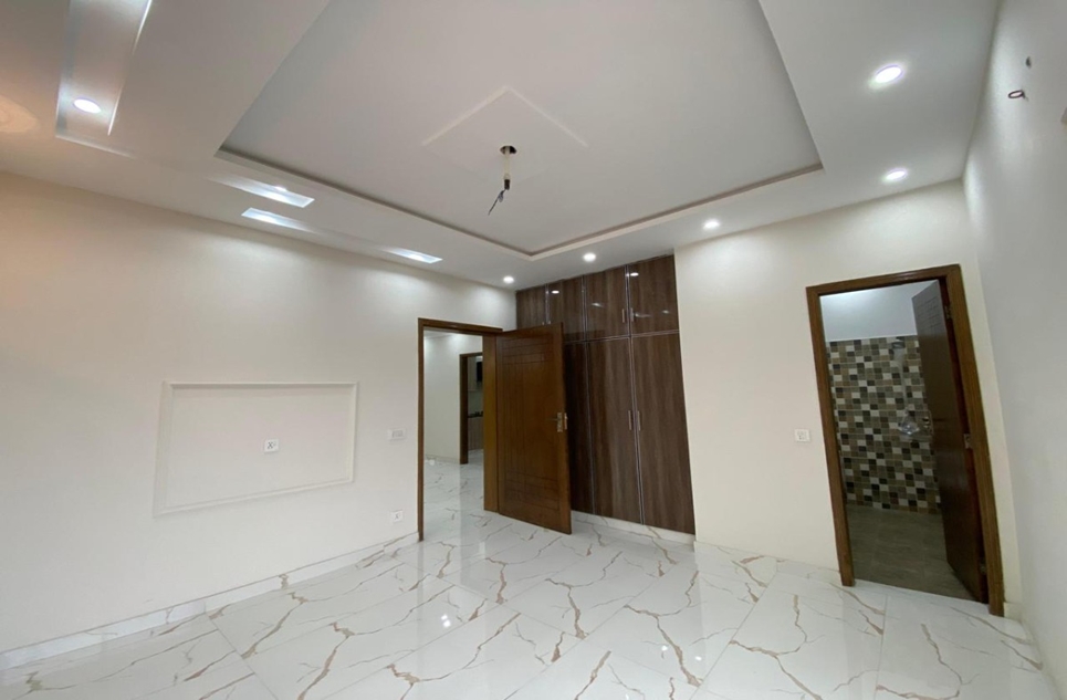 9 marla house for sale in Bankers Avenue Lahore