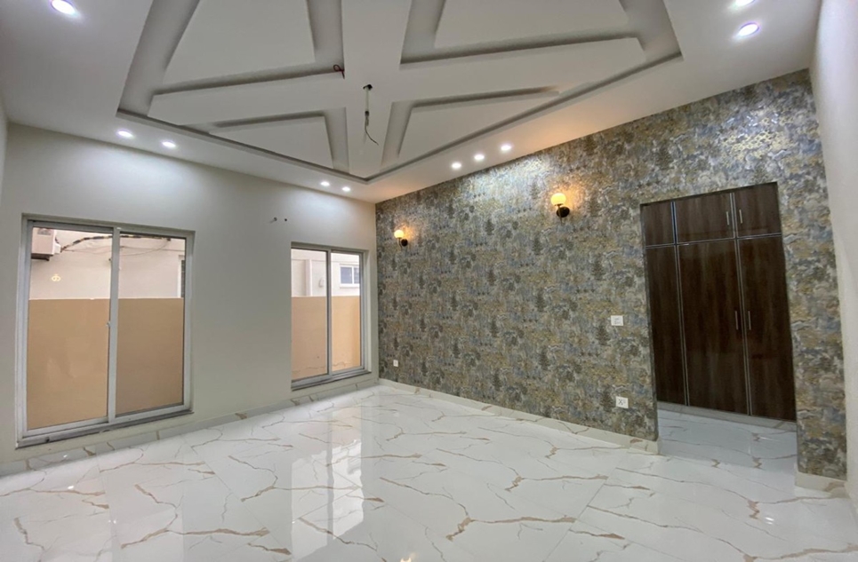 9 marla house for sale in Bankers Avenue Lahore