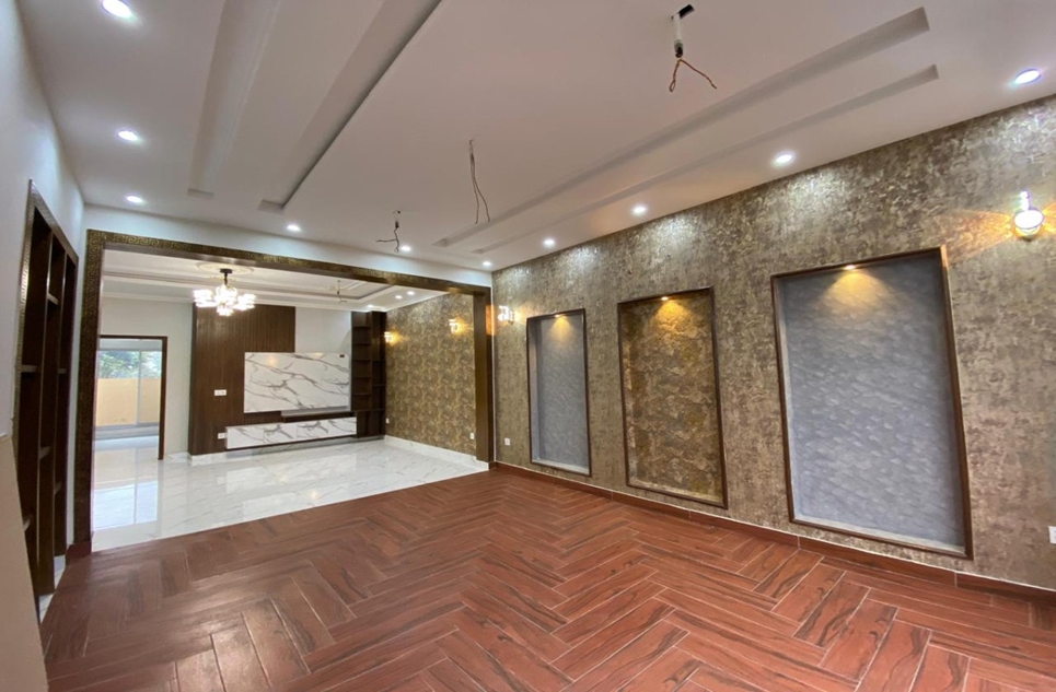 9 marla house for sale in Bankers Avenue Lahore