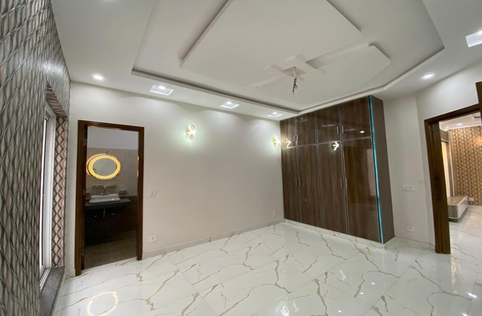 9 marla house for sale in Bankers Avenue Lahore
