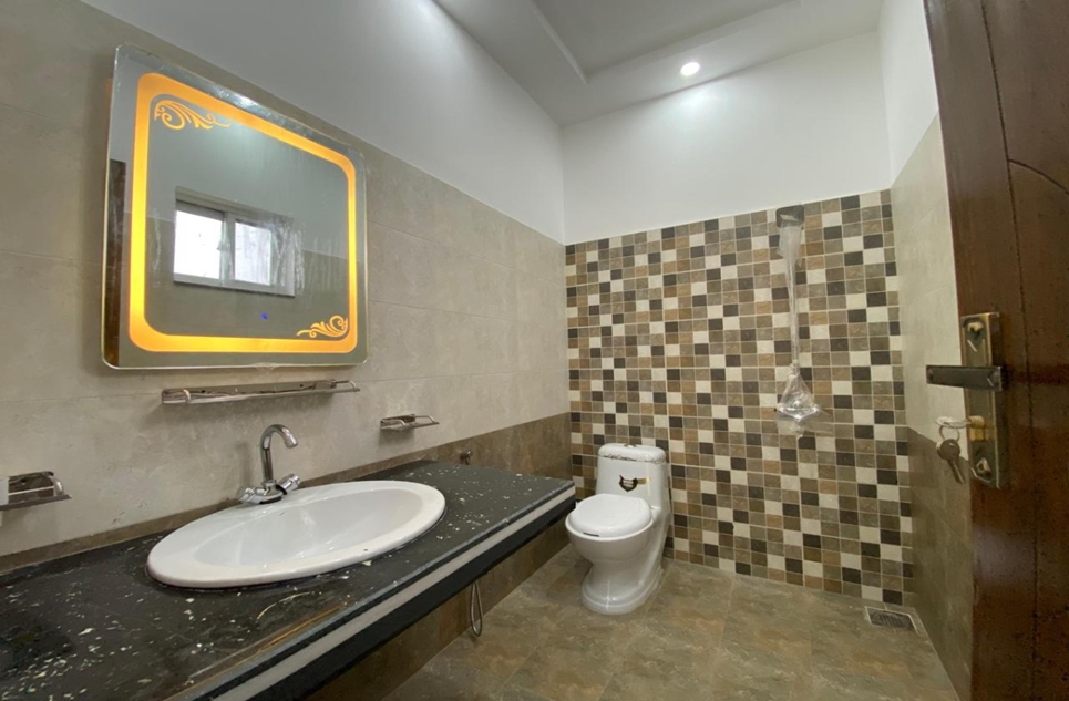 9 marla house for sale in Bankers Avenue Lahore