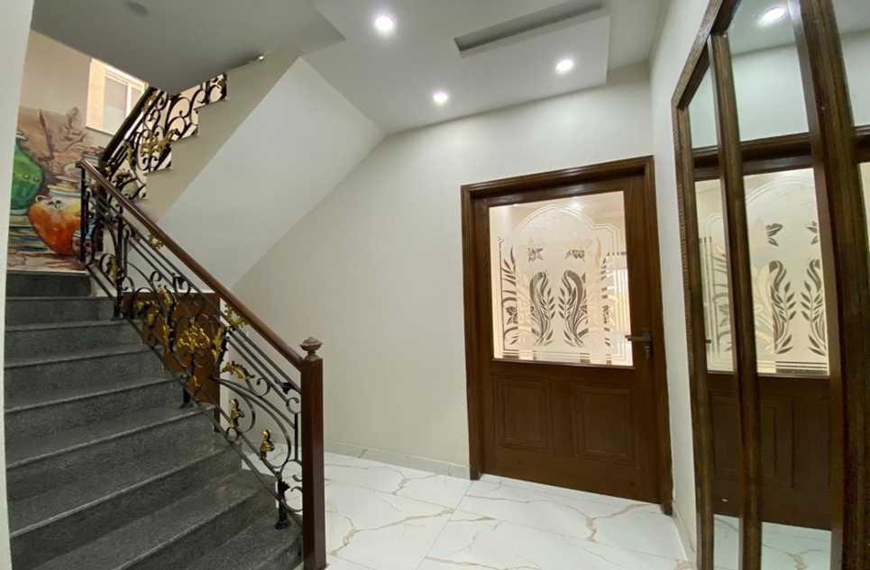 9 marla house for sale in Bankers Avenue Lahore