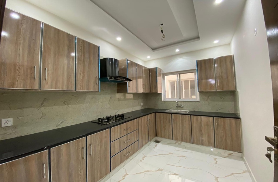 9 marla house for sale in Bankers Avenue Lahore