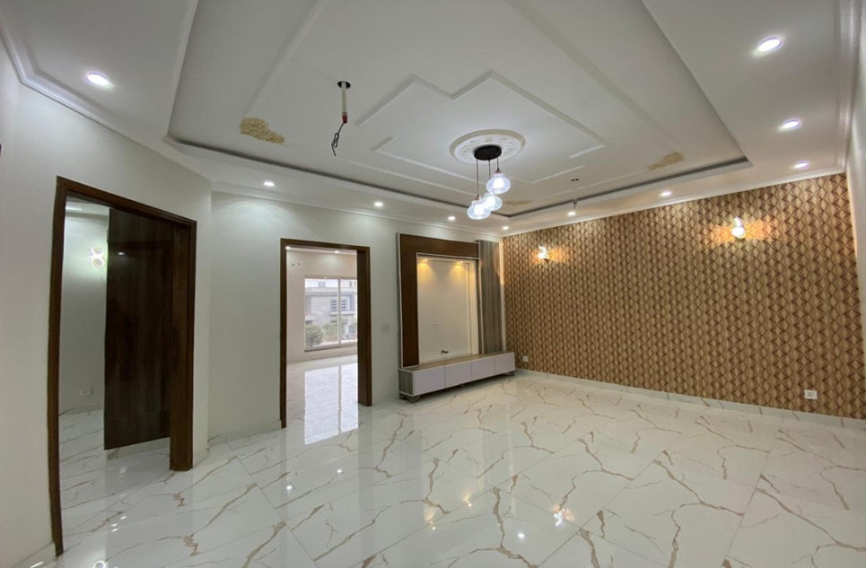 9 marla house for sale in Bankers Avenue Lahore