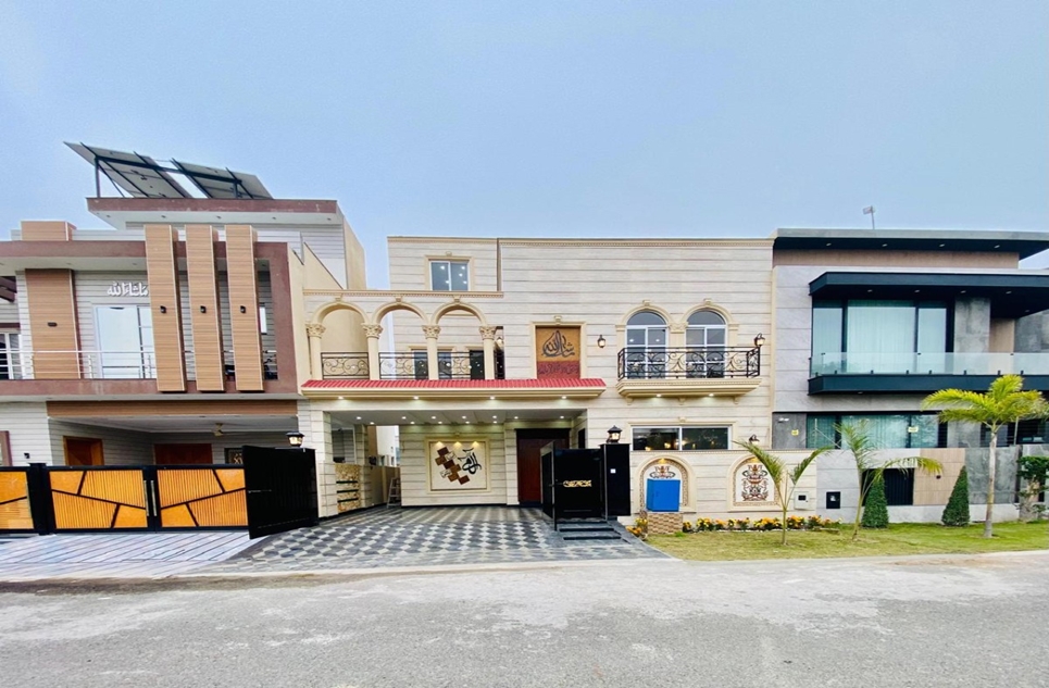 9 marla house for sale in Bankers Avenue Lahore