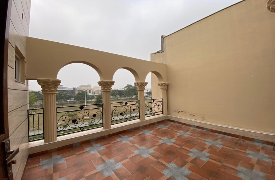9 marla house for sale in Bankers Avenue Lahore