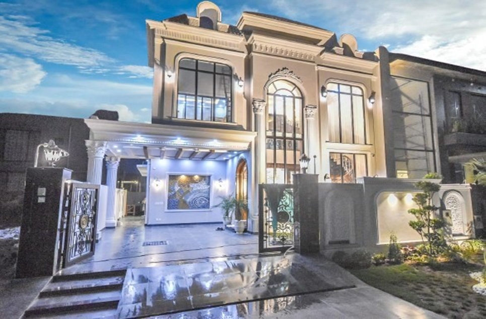 10 marla house for sale in Phase 8 DHA Lahore