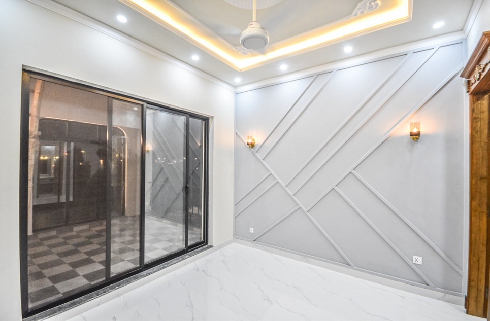 10 marla house for sale in Phase 8 DHA Lahore
