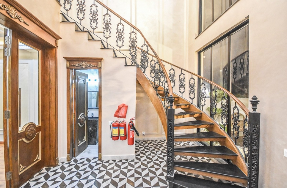 10 marla house for sale in Phase 8 DHA Lahore