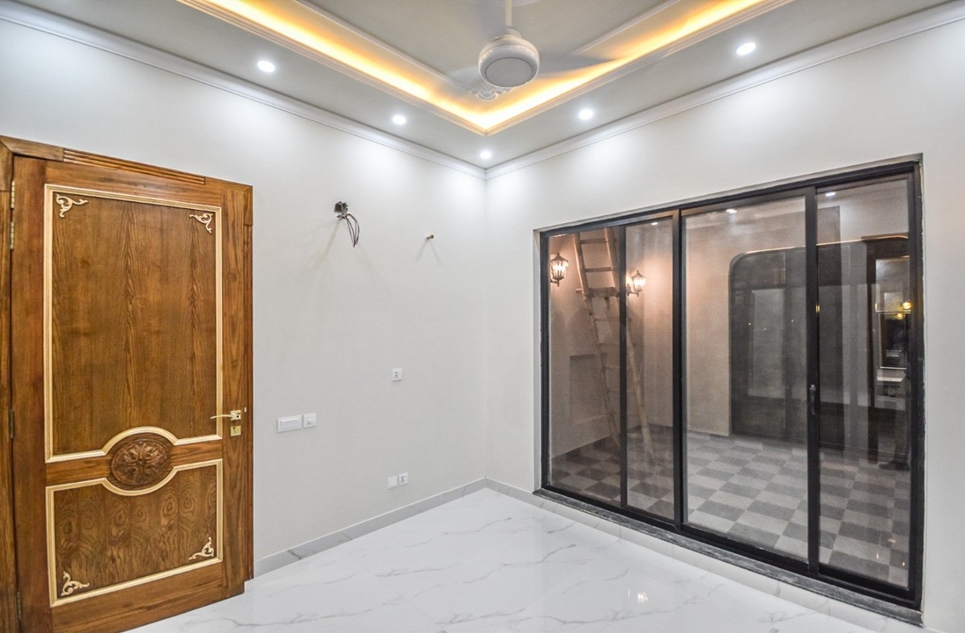 10 marla house for sale in Phase 8 DHA Lahore