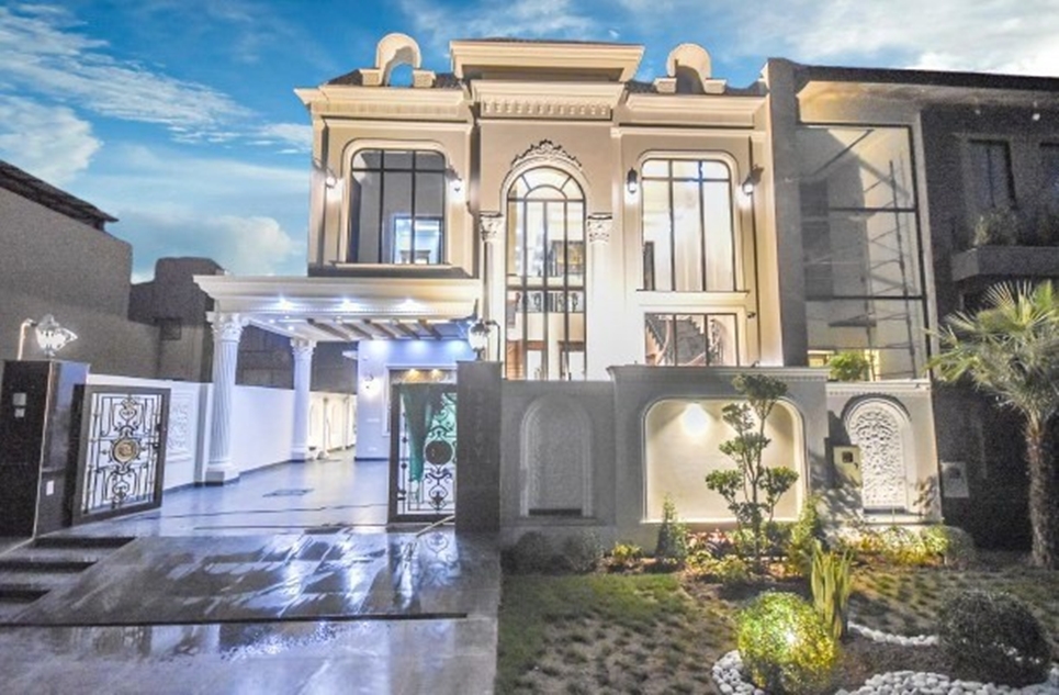10 marla house for sale in Phase 8 DHA Lahore