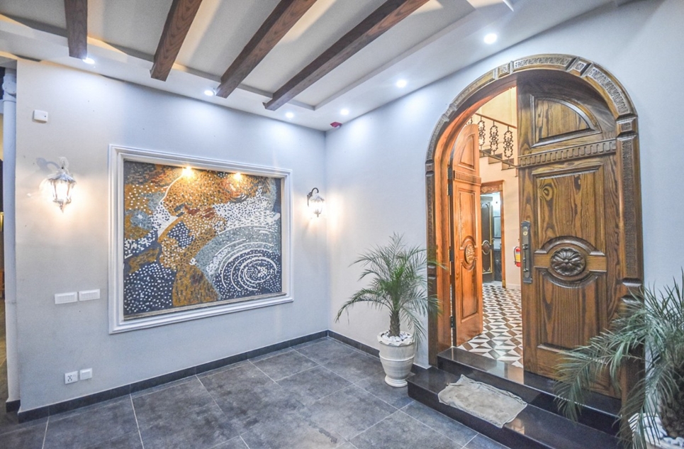 10 marla house for sale in Phase 8 DHA Lahore