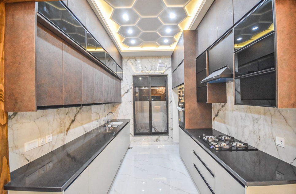 10 marla house for sale in Phase 8 DHA Lahore