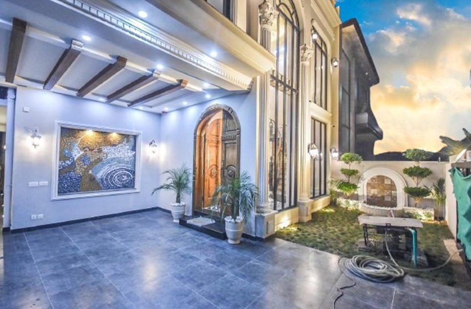 10 marla house for sale in Phase 8 DHA Lahore