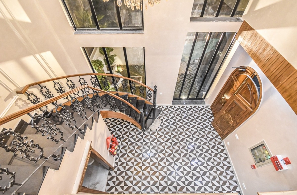 10 marla house for sale in Phase 8 DHA Lahore