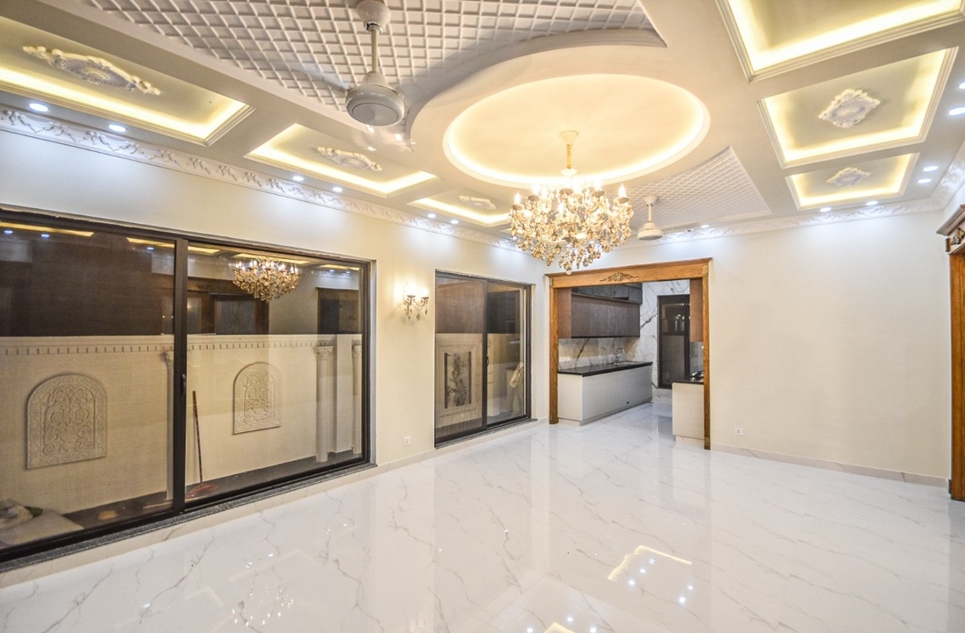 10 marla house for sale in Phase 8 DHA Lahore