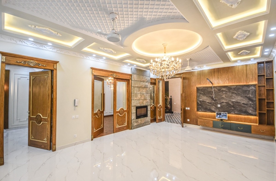 10 marla house for sale in Phase 8 DHA Lahore