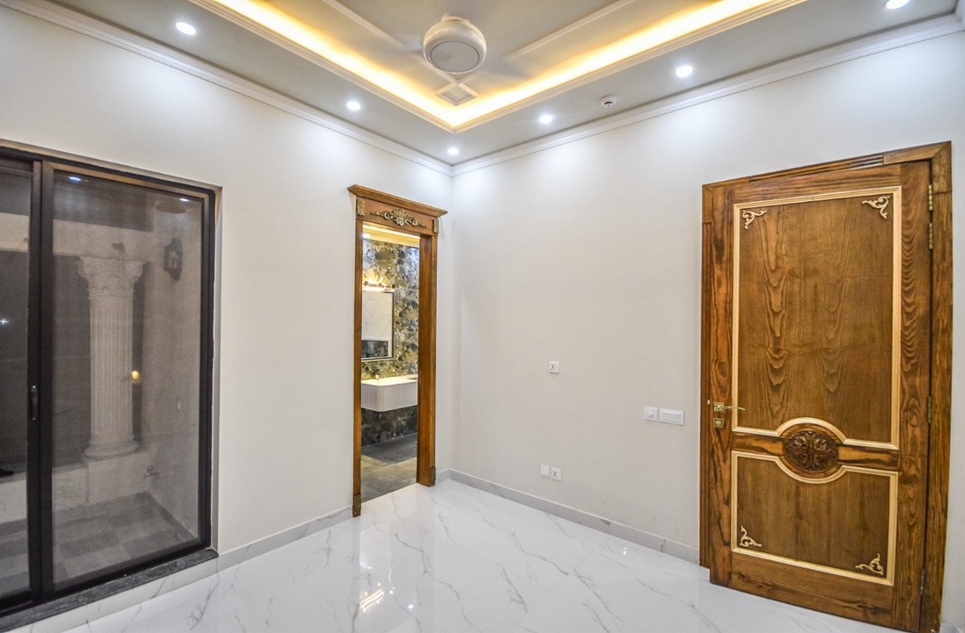 10 marla house for sale in Phase 8 DHA Lahore