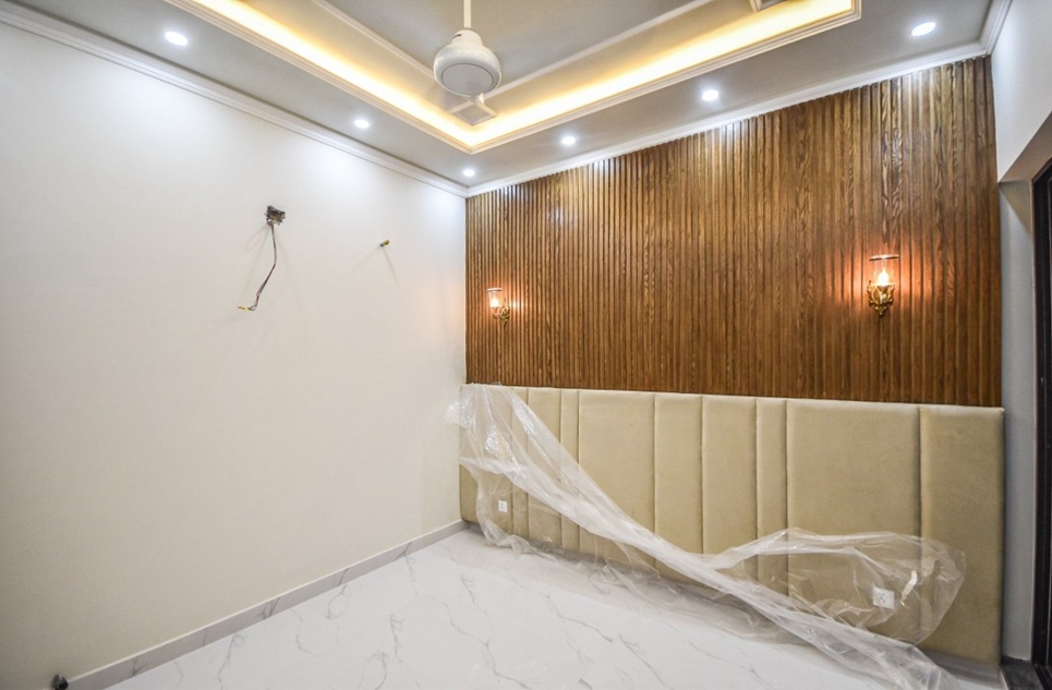 10 marla house for sale in Phase 8 DHA Lahore