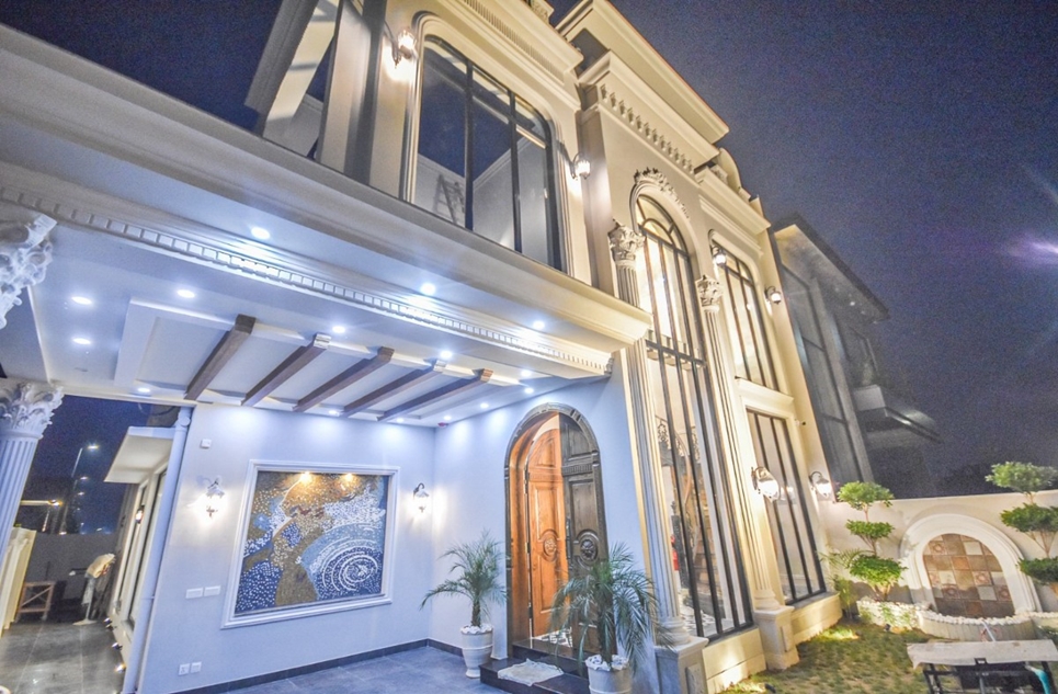10 marla house for sale in Phase 8 DHA Lahore