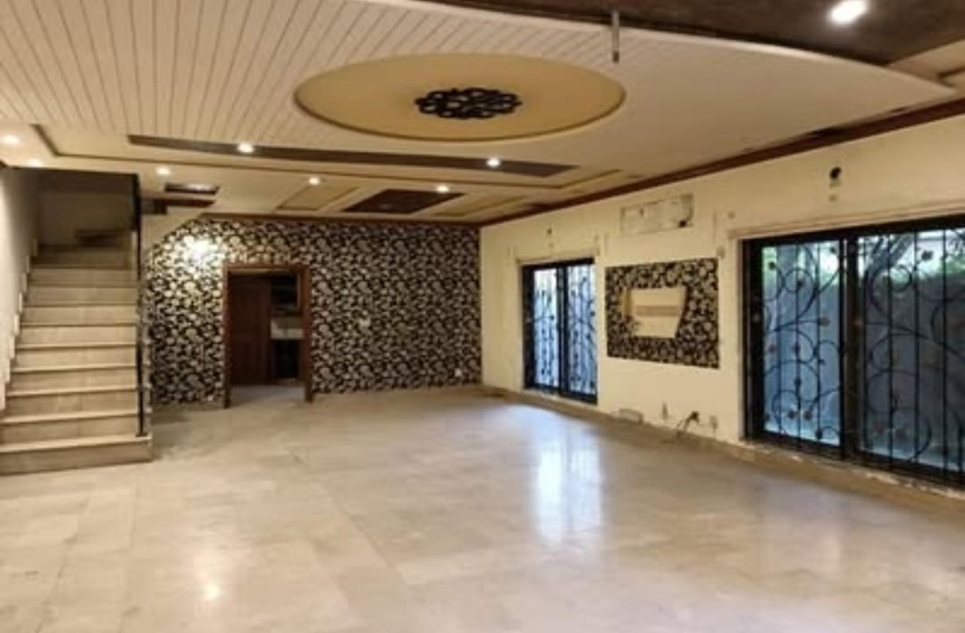 4 kanal commercial farming for rent in Gulberg-3 Lahore